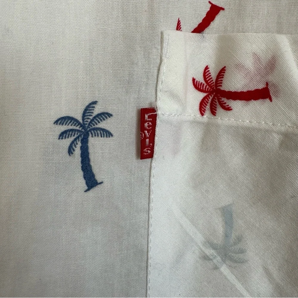 NWT Levi’s Men’s Short Sleeved Button Down Shirt with Palm Tree Pattern Sz M